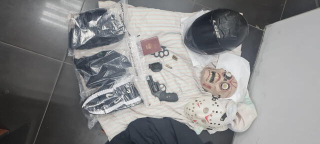 Se hallaron máscaras, cascos y armas dentro de la intervención. 