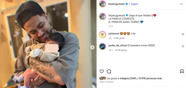 Bryan Torres se conmueve al ver a su bebé.