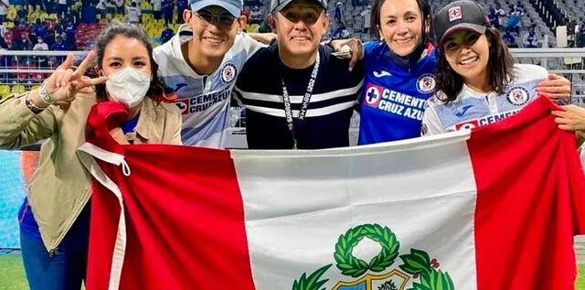 La familia de Juan Reynoso celebrando que haya ganado el campeonato del torneo local de México. Crédito: Cortesía.    