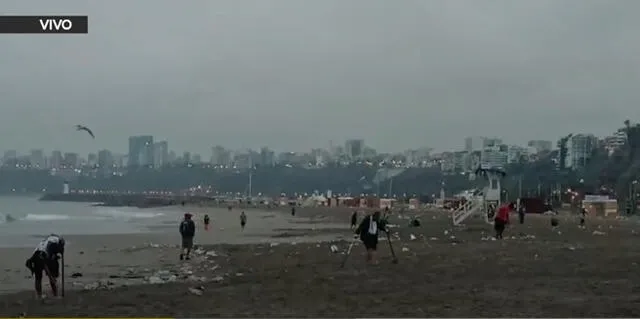 Comerciantes se suman a la limpieza de playas tras celebración de Año Nuevo.