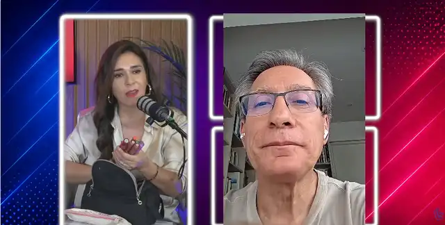 Verónica Linares muestra algunos de los labiales que le regaló Federico Salazar.