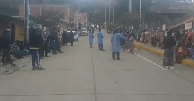 Personas llegan de todos lados. 