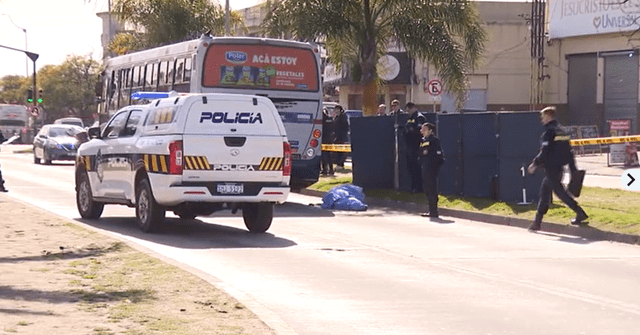 Peatón murió atropellado por ómnibus en plena pista y ladrón aprovechó para robar su celular