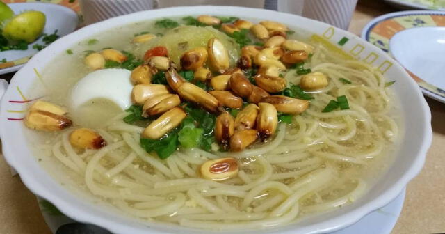  El acompañar tu rico caldo de gallina con canchita serrana es muy común en las mesas peruanas. Crédito: cookpad.com   