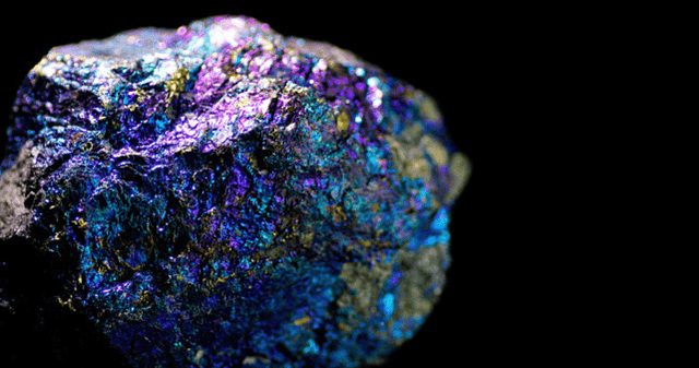 Hombre encuentra piedras fluorescentes en su jardín.