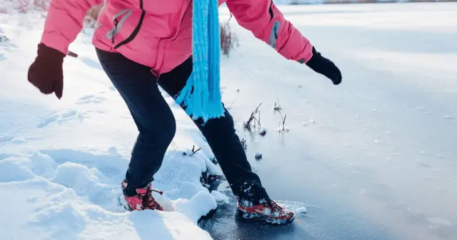 ¿Por qué resbalamos en el hielo? La ciencia explica el verdadero motivo.