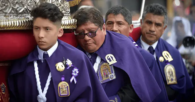 ¿Por qué se utiliza el hábito morado durante el mes de octubre?