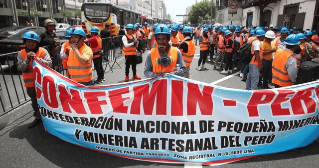 Protesta por el Reinfo pone en jaque a la salida del Cristo Moreno en la avenida Abancay. Protesta por el Reinfo pone en jaque a la salida del Cristo Moreno en la avenida Abancay.