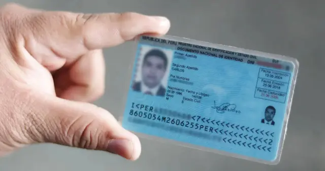 ¿Si tengo 18 años y aún tengo DNI azul, es necesario cambiarlo por el electrónico?