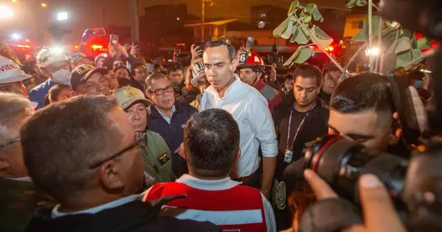 O governo dá assistência ao governo.