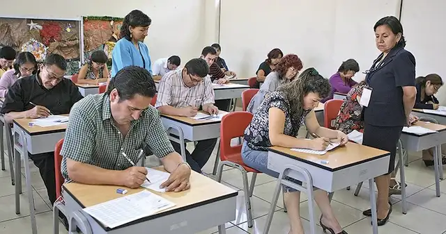 Docentes aprobados deberán realizar el examen de descentralización. Docentes aprobados deberán realizar el examen de descentralización.