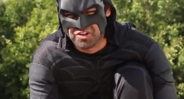 Batman busca novia vía YouTube repartiendo besos (VIDEO) | El Popular