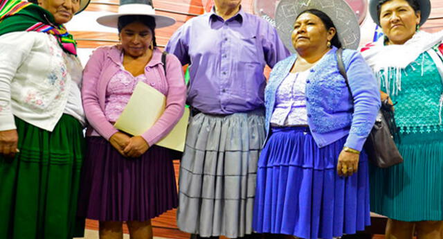 estropeado pesado cerrar Presidente del Congreso de Bolivia vistió polleras por mujeres andinas | El  Popular