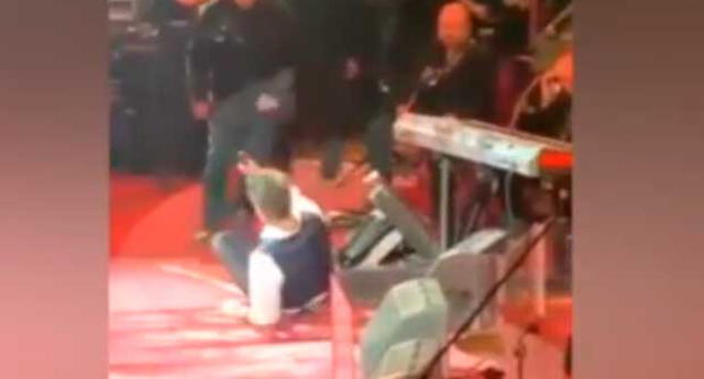 Alejandro Fernández cae durante concierto y desata la furia de sus fans 