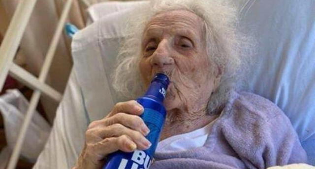 Jennie Stejna, de 103 años, celebra que ha vencido al coronavirus con una cerveza helada.