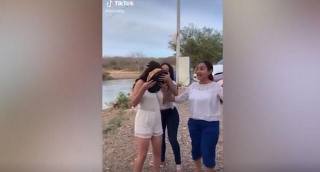 Cuando la más pequeña de la familia terminó de soplar la vela, su hermana mayor apareció en escena para hundir su rostro sobre la torta, el impacto fue tal que terminó por destrozar el pastel.