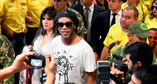 Ronaldinho es denunciado por realizar fiestas nocturnas con modelos, pese a prisión domiciliaria El Popular