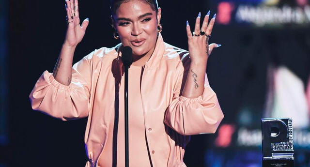 Karol G intentó ocultar su vientre en todo momento durante su presentación en los Premios Juventud 2020.