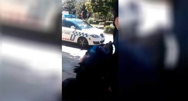 Imágenes del policía reduciendo al menor de edad.