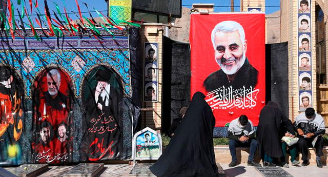 Ciudadanos se reúnen en el aeropuerto de Bagdad para conmemorar la muerte de Soleimani El Popular