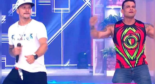 Mario Hart y Christian Domínguez intentaron replicar en vivo algunas coreografías de Combate, pero no todo resultó como esperaban.