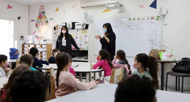 Niños en un aula de su escuela en Mevaseret Zion, luego de que Israel aliviara algunas restricciones por la pandemia de coronavirus. Foto: REUTERS / Ronen Zvulun