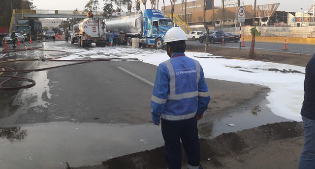 Surco: triple choque en Panamericana Sur deja tres heridos y causa derrame de petróleo El Popular