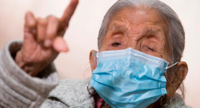 Adulta mayor de 120 años va a pie al centro de vacunación para ser inmunizada contra el coronavirus El Popular