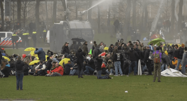 La Policía de Países Bajos reprime con cañones de agua protestas contra las restricciones por el COVID-19 El Popular