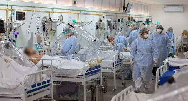 Un equipo médico revisa a un grupo de pacientes en UCI para COVID-19 del Hospital Gilberto Novaes en Manaos, Brasil.