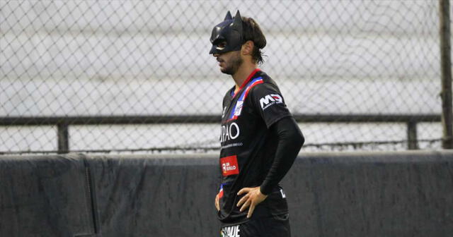 Jugador del Mannucci recibió amarilla por celebrar a lo Batman El Popular