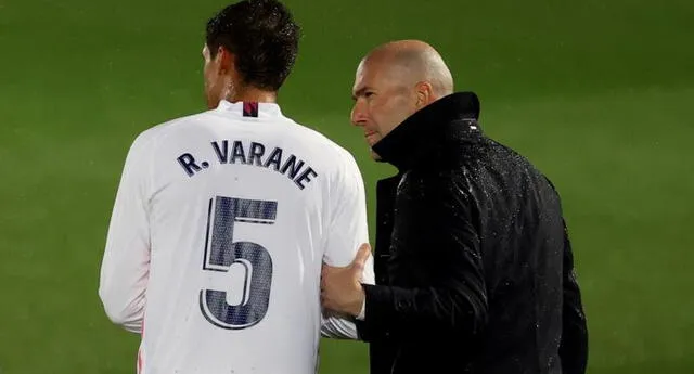 Un nuevo jugador en Real Madrid da positivo, esta vez le tocó al francés Varane.