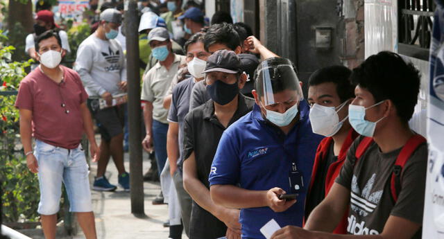 Peruanos hacen largas colas para recoger su DNI el día de las elecciones El Popular