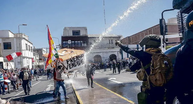 PNP tuvo que usar el 'rochabus' para desplegar a los manifestantes de Perú Libre.
