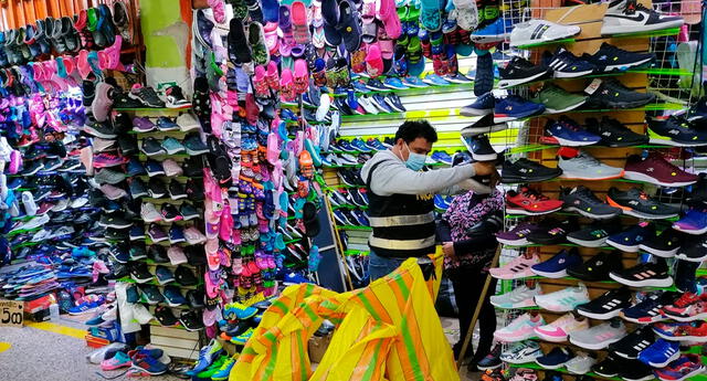 Policía Fiscal incauta zapatillas "bambas" en galería comercial | PNP | | Operativo | Cercado de Lima | Estafa | | El Popular