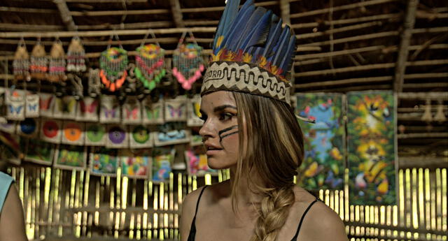 Melody junto a pueblo aborigen los Bora en Iquitos.
