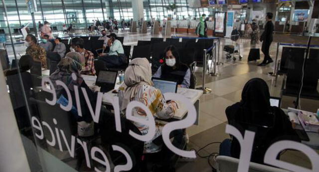Un hombre infectado con COVID-19 se disfrazó de su esposa para abordar un avión El Popular