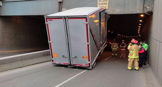 Surco: Camión queda atascado en túnel del óvalo Higuereta y se parte en dos El Popular