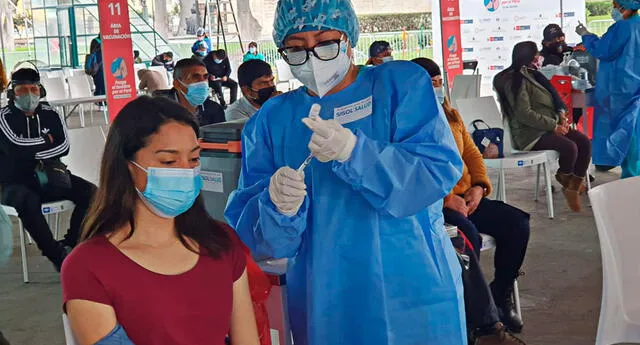 Desde este lunes 27 de septiembre, el Ministerio de Salud autorizó la vacunación a las personas mayores de 21 años a más en Lima y Callao.