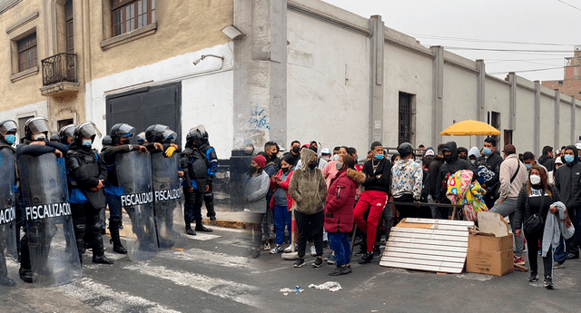 Fiscalizadores se enfrentaron con ambulantes en el Jirón Cusco