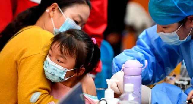 Los niños de 3 a 11 años reciben dos dosis de vacunas producidas por Sinopharm y Sinovac de China, por un espacio de tres semanas.