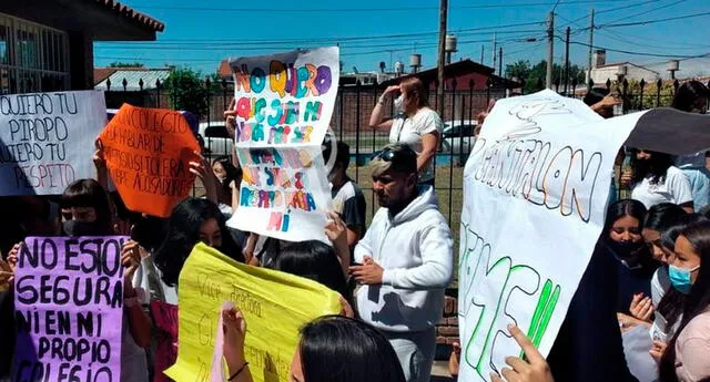 Padres y alumnos salieron a protestar a las calles.