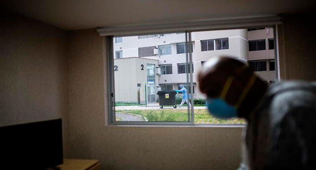 Un paciente de coronavirus en su habitación del complejo residencial de la Villa Panamericana, en Lima. Foto: EFE