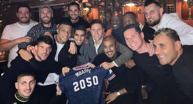 Compañeros del PSG posan con Mbappé en el día de sus cumpleaños.