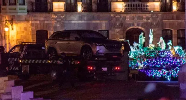 La camioneta fue hallada bajo el árbol de Navidad que está frente al palacio de Zacatecas.