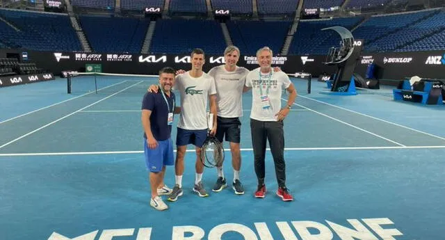 Novak sigue entrenando esperando tener la oportunidad de jugar en el Abierto de Australia.