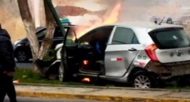 Trujillo: taxi se incendia tras chocar contra árbol frente a la UNT