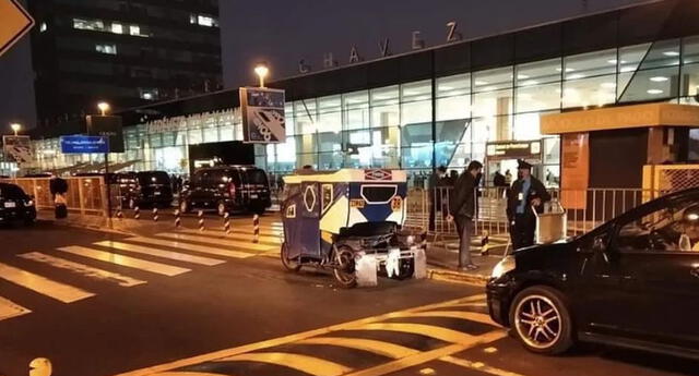 Llamativa escena de una mototaxi en el aeropuerto Jorge Chávez se hizo viral en las redes sociales.