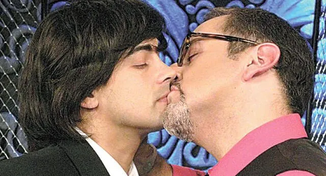 Escena de Óscar Gayoso imitando a Jaime Bayly y dándose un beso con Beto Ortiz. Fuente: Difusión.