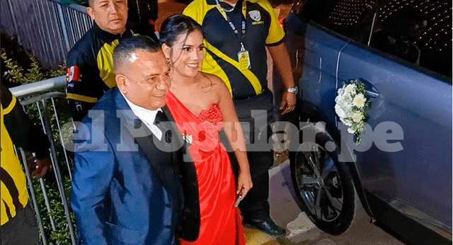 Tony Rosado llegando a su boda.  